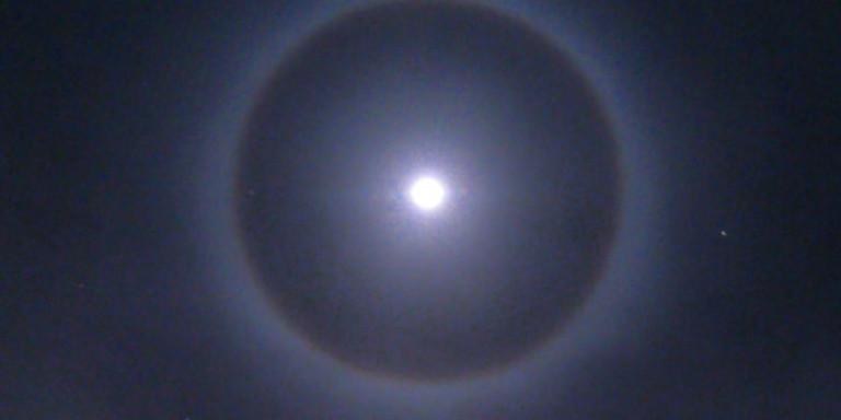 Σεληνιακή άλως: Το φεγγάρι «καλύπτεται» από ένα φωτεινό στεφάνι -Εντυπωσιακές εικόνες