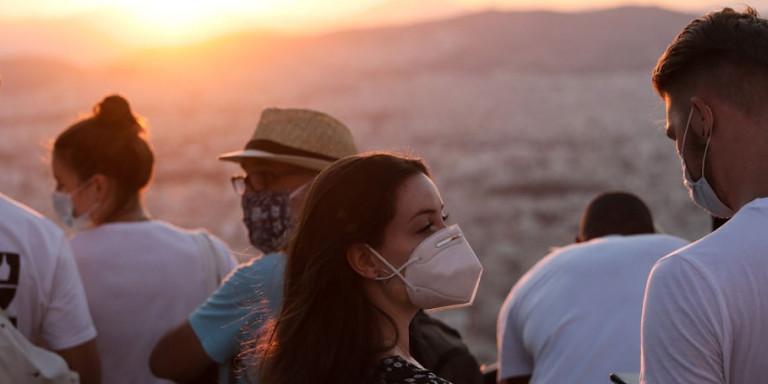 Σοκ από την αύξηση των κρουσμάτων: Επιστρέφει η μάσκα παντού
