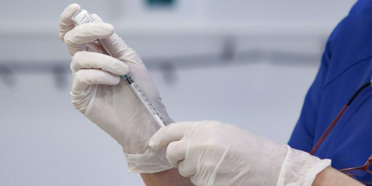 Μόσιαλος: Ακόμα κι αν υπάρξει σοβαρή μετάλλαξη του κορωνοϊού, σε 6 βδομάδες θα έχουμε νέο εμβόλιο