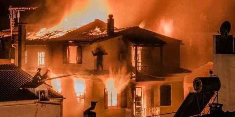 Πυροσβέστης θυμάται τη συγκλονιστική φωτιά στην Κέρκυρα πέρυσι: Ανδρας κρεμόταν από τη στέγη [εικόνα]