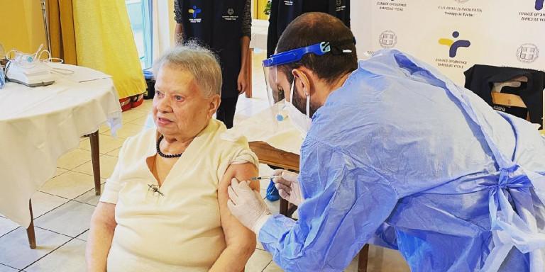 Εμβολιασμοί: Η 95χρονη κυρία Δέσποινα η πρώτη που έκανε το εμβόλιο σε γηροκομείο