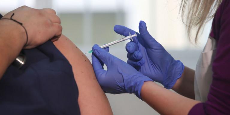 Πρώτη απόλυση για άρνηση εμβολιασμού: Τι ισχύει για εργαζόμενους