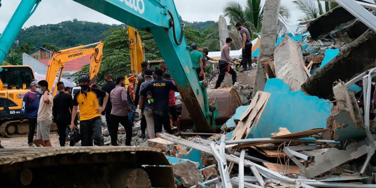 Σεισμός στην Ινδονησία: Τουλάχιστον 35 νεκροί από τα 6,2 Ρίχτερ -Κατέρρευσε και νοσοκομείο [βίντεο]