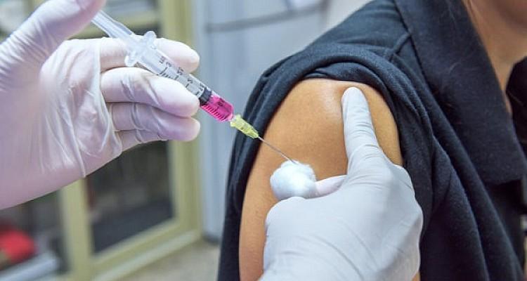 Ανοίγει την Παρασκευή η πλατφόρμα για τις ηλικίες 70 έως 74 ετών – Εχουν γίνει πάνω από 1,4 εκατ. εμβολιασμοί
