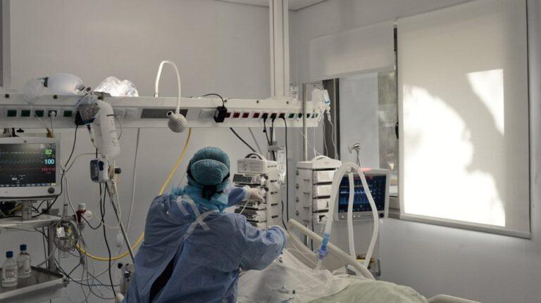 Τρία θετικά κρούσματα προέκυψαν από τα τεστ του Νοσοκομείου και 8 άτομα νοσηλεύονται στην ΜΕΛ