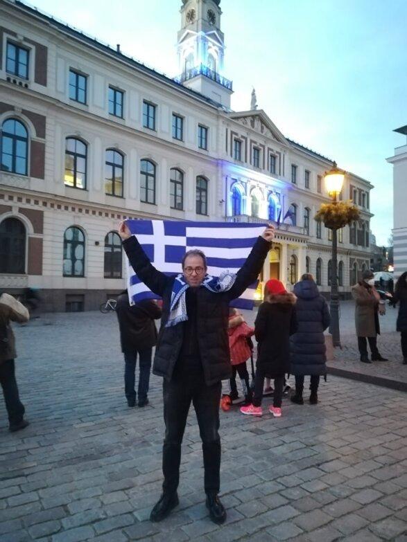 Κερκυραίος κάτοικος Λετονίας πρωτοστάστησε στη φωταγώγηση του δημαρχείου της πόλης στα χρώματα της ελληνικής σημαίας