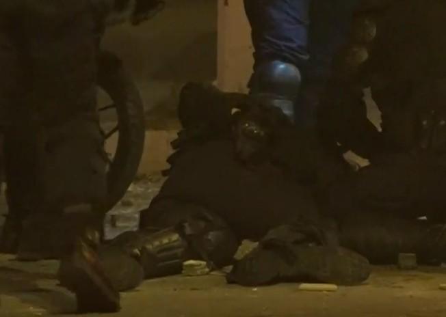 Kαταδικάζει την επίθεση σε άνδρα της αστυνομίας ο ΣΥΡΙΖΑ-ΠΣ