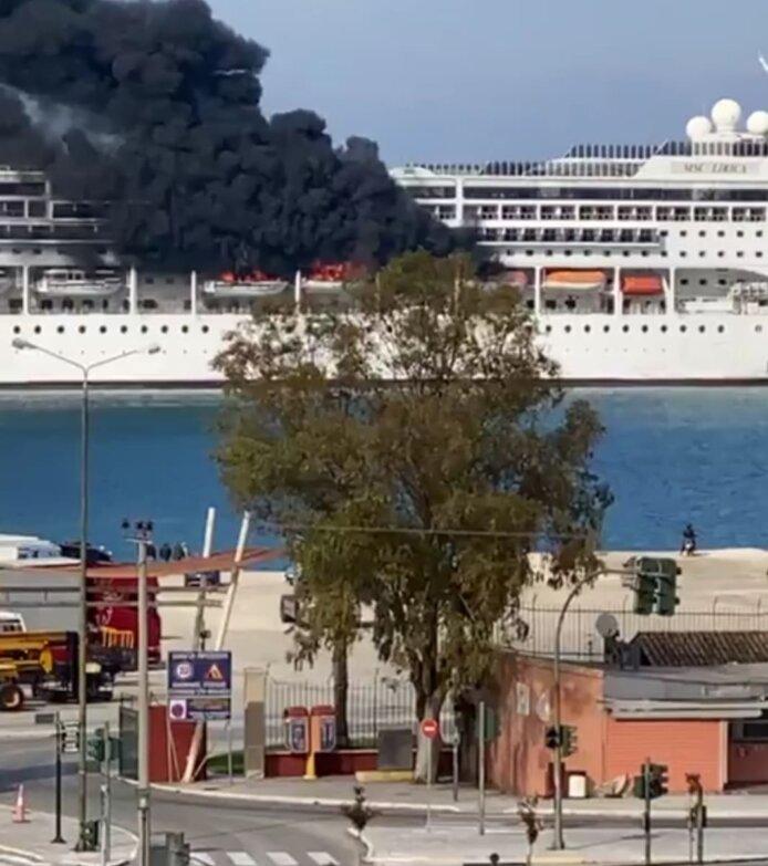 Φωτιά σε κρουαζιερόπλοιο στο λιμάνι της Κέρκυρας (video)