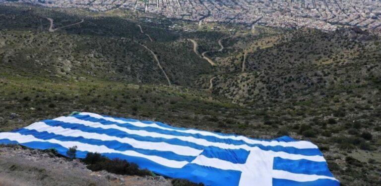 25η Μαρτίου: Στο πιο ψηλό σημείο του Υμηττού η ελληνική σημαία από τον δήμαρχο Γλυφάδας