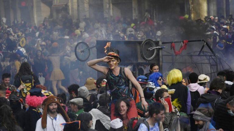 Γαλλία: Αψήφισαν το lockdown και κατέκλυσαν τη Μασσαλία για να γιορτάσουν το καρναβάλι