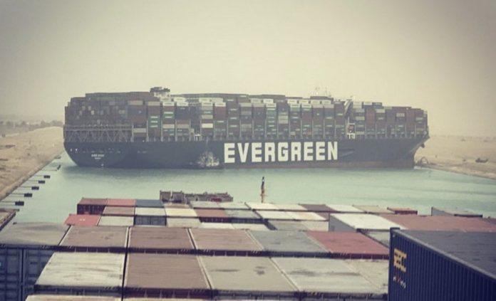Σουέζ: Γιγαντιαίο πλοίο μεταφοράς εμπορευματοκιβωτίων προσάραξε και… έκλεισε τη διώρυγα