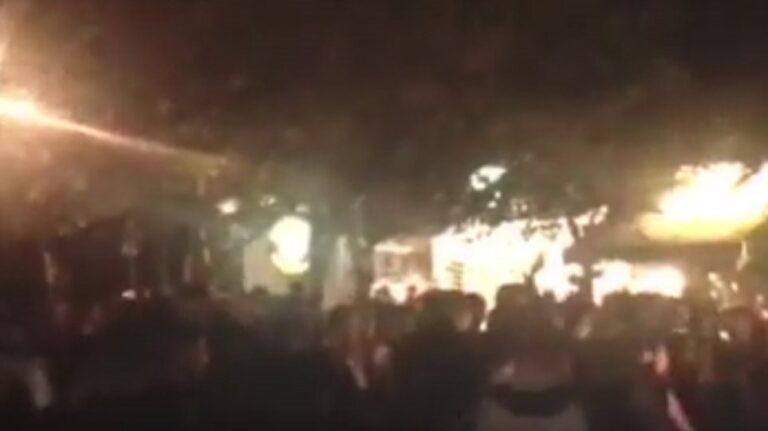 Βίντεο: Με κουβάδες νερού περιέλουσαν τους συγκεντρωμένους στην Πλατεία Αγ. Γεωργίου Κυψέλης οι κάτοικοι
