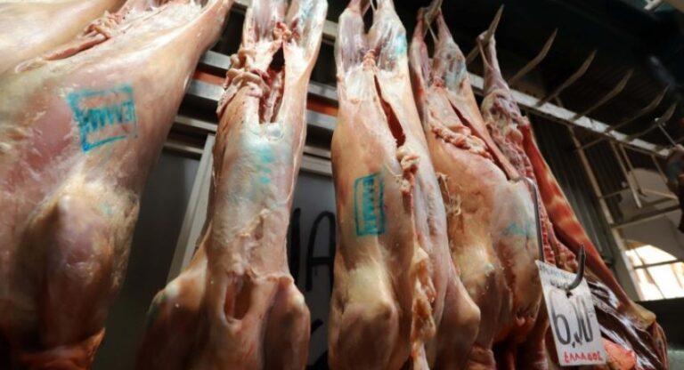 Πασχαλινή αγορά: Ελλείψεις σε κρέατα – Έως δυο ευρώ ακριβότερο το κιλό φέτος