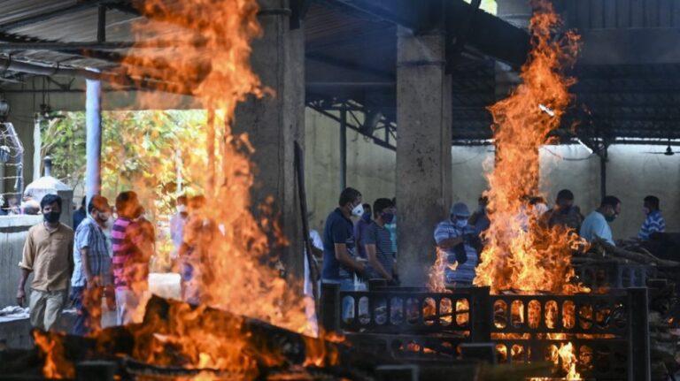 Κορωνοϊός: «Βυθίζεται» στο χάος η Ινδία – Παγκόσμιο ρεκόρ κρουσμάτων σε μια μέρα με 346.700 μολύνσεις