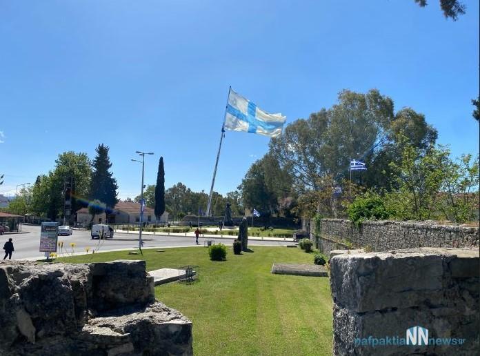 Μεσολόγγι: Μια γιγάντια Ελληνική σημαία στην είσοδο της πόλης