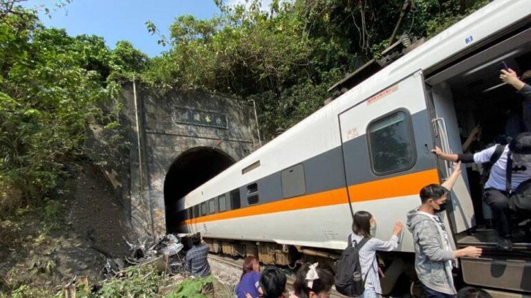 Ταϊβάν: Τρένο συγκρούστηκε με ΙΧ που δεν είχε σταθμεύσει σωστά – Τουλάχιστον 36 νεκροί