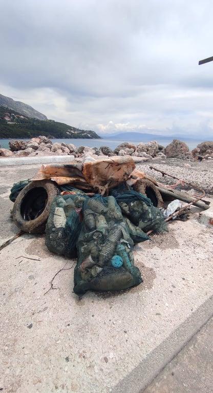 Ανεξέλεγκτη χωματερή ανακάλυψαν δύτες που καθάρισαν την παραλία του Ύψου
