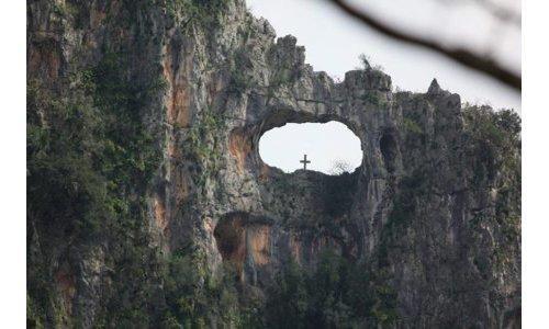 Η τρύπα του Αη Γιώργη: Το εκπληκτικό μνημείο της φύσης και ο μύθος του ιπτάμενου καβαλάρη