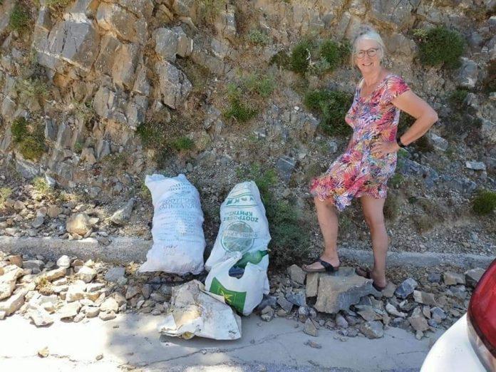 Χανιά | Τουρίστες μάζεψαν 20 κιλά σκουπίδια από μονοπάτι στον Ομαλό – «Γιατί ο Ελληνικός λαός δεν φροντίζει την ύπαιθρό του;»