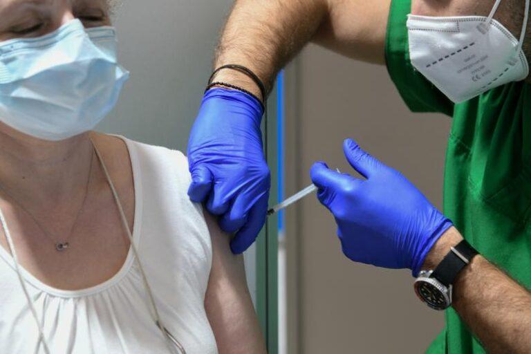 Εμβόλιο ή απόλυση: Ερχεται η πρώτη δίκη – σταθμός για απολυμένη που δεν εμβολιάστηκε