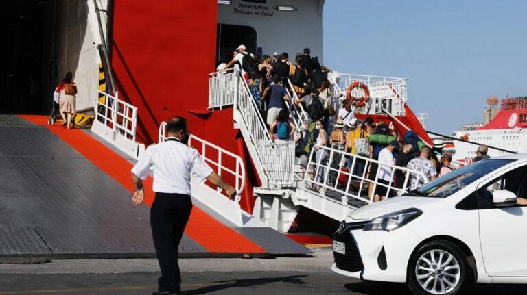 Πλακιωτάκης: 2.500 άτομα έμειναν εκτός πλοίων το τριήμερο από τους ελέγχους του Λιμενικού