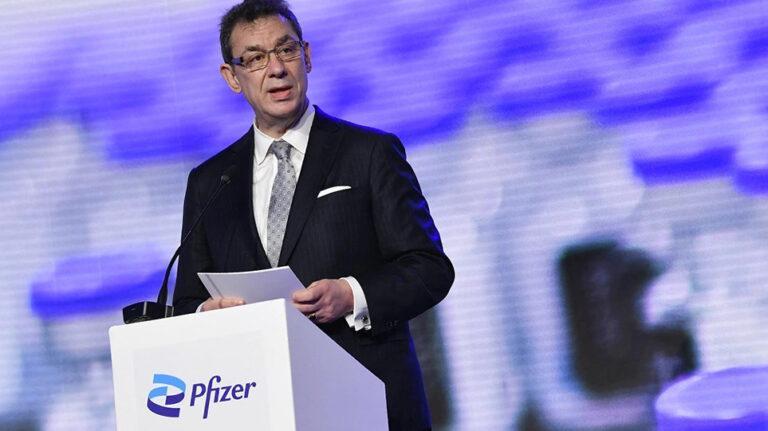 Εκτοξεύονται τα κέρδη της Pfizer – Τι έγραψε ο Άλμπερτ Μπουρλά