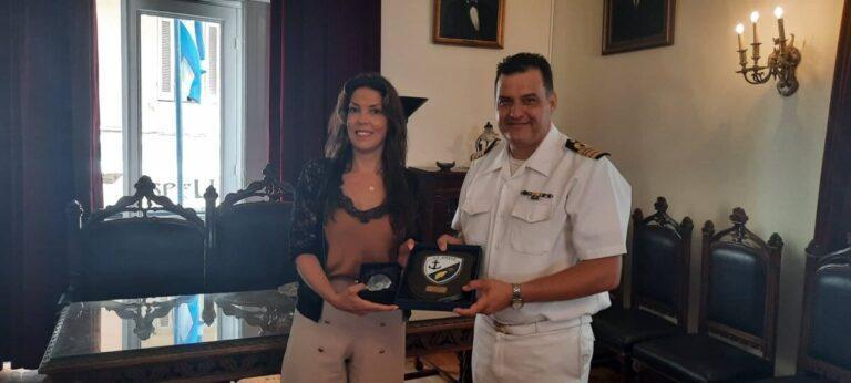 Συνάντηση της Δημάρχου με τον κυβερνήτη του αρματαγωγού    “Ρόδος”