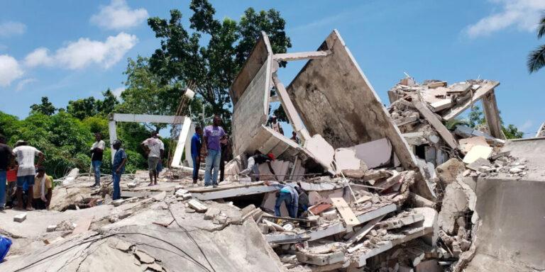 Αϊτή: Μετρούν τις πληγές μετά τον φονικό σεισμό -Τουλάχιστον 304 νεκροί, μάχη με τον χρόνο για τους αγνοούμενους
