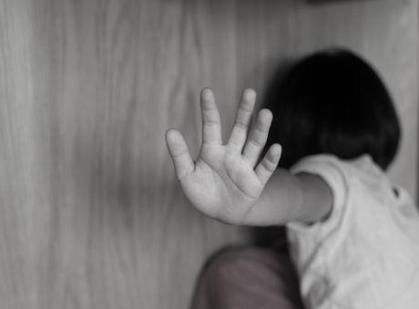 Ζάκυνθος: «Κατά λάθος το σκούντησα κι έπεσε το καημένο» ισχυρίζεται η μητέρα που καταδικάστηκε για κακοποίηση των παιδιών της