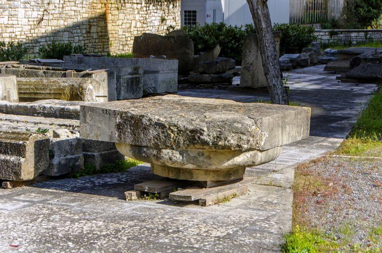 Το κιονόκρανο του αρχαϊκού ναού της Αρτέμιδος βρίσκεται εντελώς εκτεθειμένο στα καιρικά φαινόμενα (φωτο)