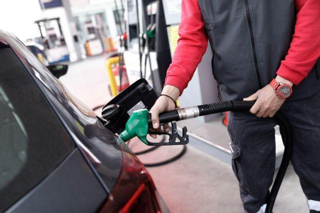 Brent και ευρώ βάζουν φωτιά στα καύσιμα – Σε 31 νομούς η τιμή της βενζίνης ξεπερνά τα 2 ευρώ το λίτρο