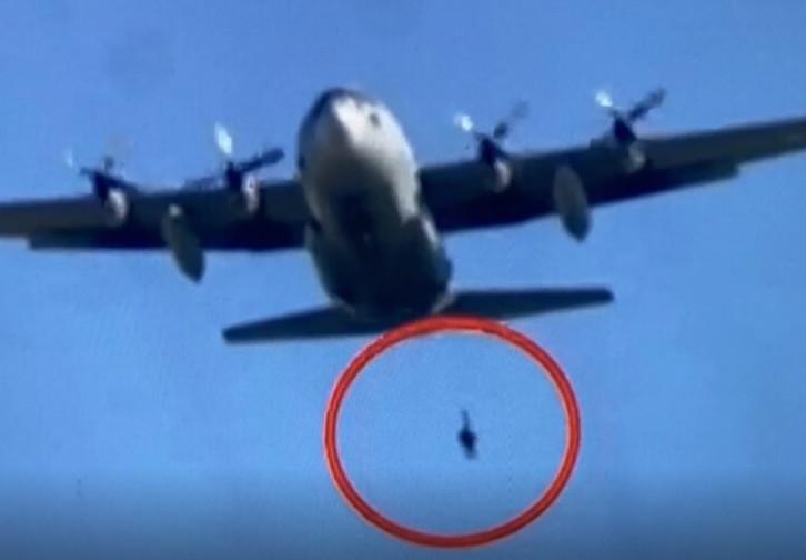 Παρ’ ολίγον τραγωδία: Έλληνας αλεξιπτωτιστής κρεμόταν από C-130