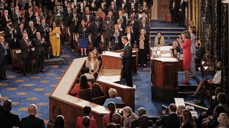 Hurriyet: O Mητσοτάκης καταχειροκροτήθηκε 37 φορές σε 42 λεπτά στο Κογκρέσο