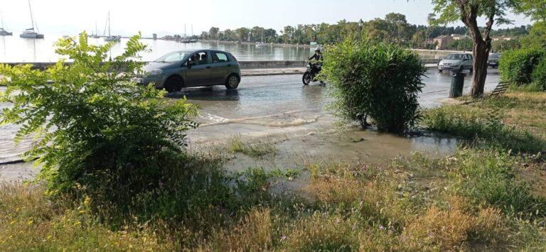 Κέρκυρα: Έσπασε αγωγός της ΔΕΥΑΚ στη Γαριτσα- Πλημμύρισε ο δρόμος ( βιντεο)