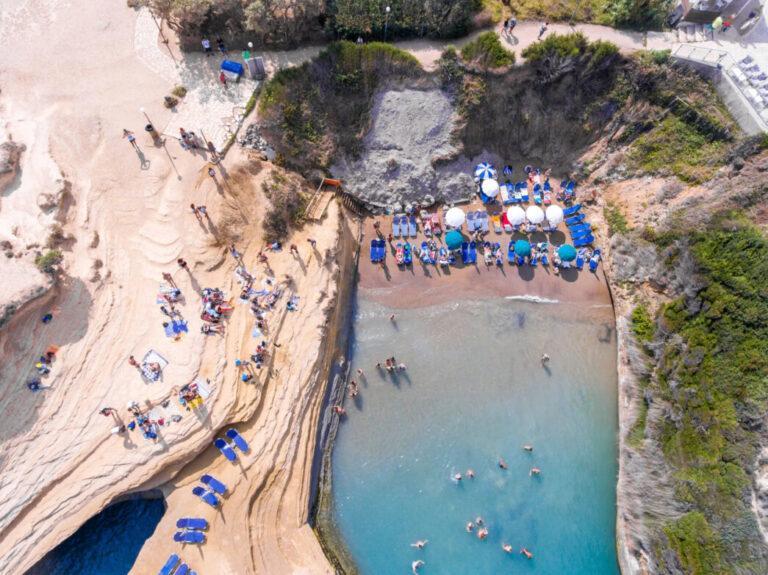 To Kανάλι της Αγάπης: Η ρομαντική παραλία της Κέρκυρας με τα διάφανα νερά και τον όμορφο μύθο