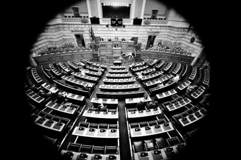Στο «κόκκινο» το πολιτικό θερμόμετρο – «Μάχη» αρχηγών στη Βουλή για τις υποκλοπές