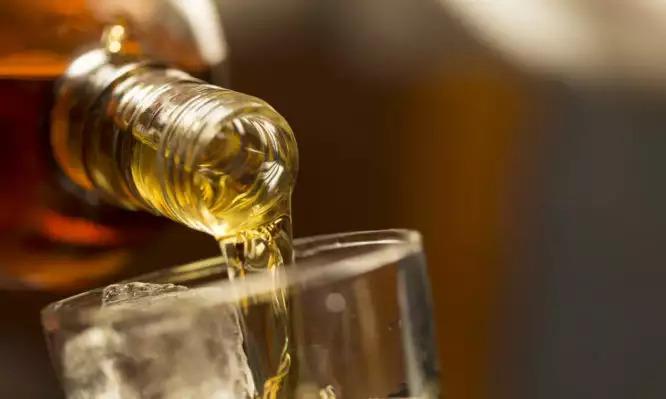 Το αλκοόλ αυξάνει τον κίνδυνο 7 διαφορετικών καρκίνων. Ποιες είναι οι επικίνδυνες ποσότητες