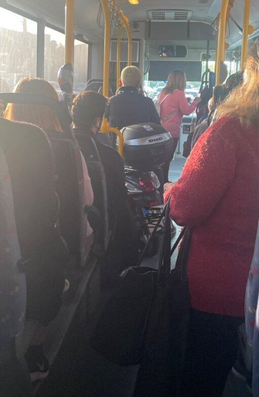 Viral η απίστευτη εικόνα με το μηχανάκι μέσα σε λεωφορείο: «Ξες που έχει πάει η βενζίνη;»
