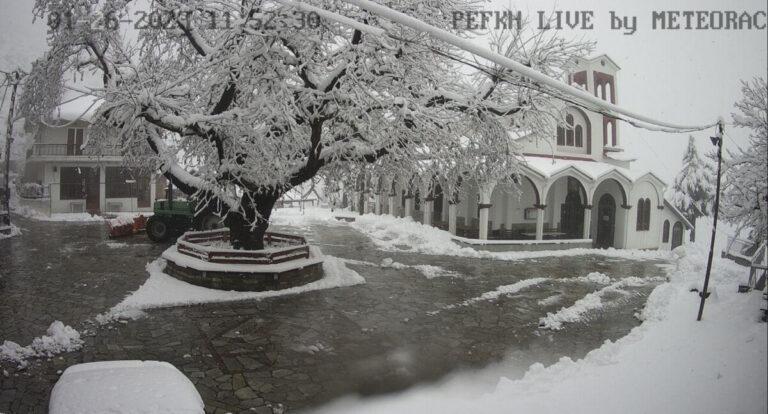 Εντυπωσιακές εικόνες από το χιονισμένο Μέτσοβο και τα Μετέωρα!