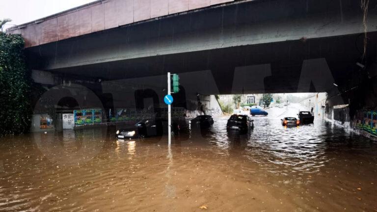 Μεγάλα ύψη βροχής στην Αττική-Πλημμύρισαν δρόμοι-Εικόνες