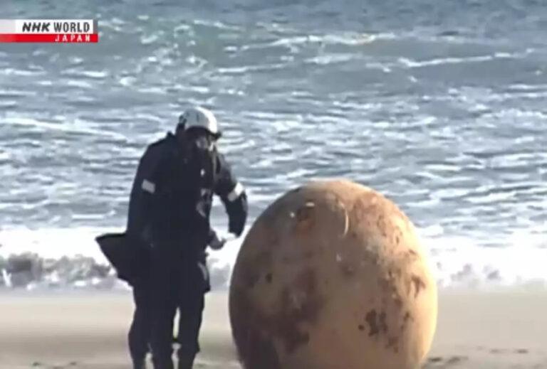 Νάρκη, κατάσκοπος ή UFO; Μια παράξενη μπάλα ξεβράστηκε σε ακτή της Ιαπωνίας και κανείς δεν ξέρει τι είναι