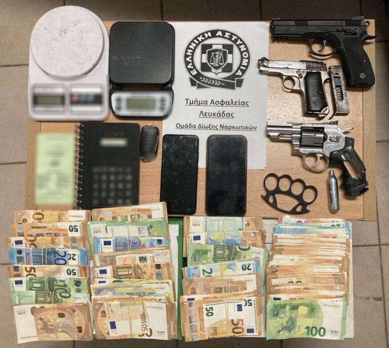 Εξαρθρώθηκαν τρεις εγκληματικές οργανώσεις που διακινούσαν ναρκωτικές ουσίες στη Λευκάδα – Κατασχέθηκαν, μεταξύ άλλων, 55.355 ευρώ, όπλα, ποσότητα ακατέργαστης κάνναβης κ.α