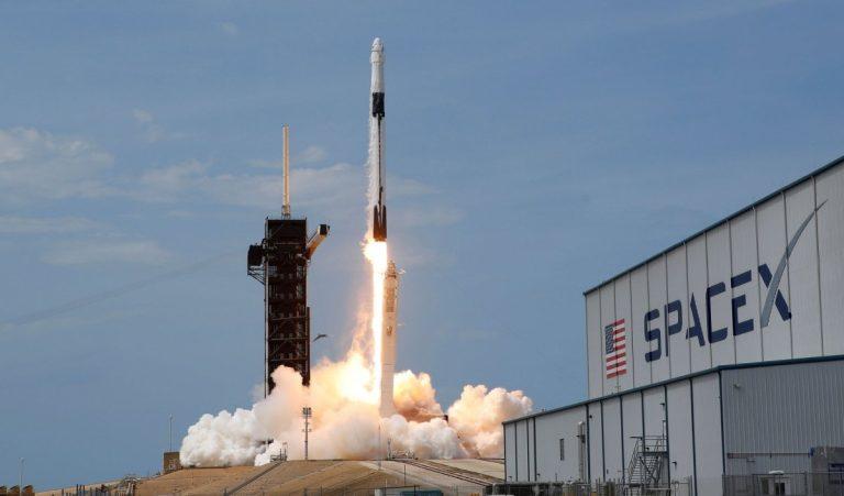 SpaceX: ‘Εκθεση προειδοποιεί ότι οι δορυφόροι του Έλον Μασκ ίσως πέσουν στα κεφάλια μας