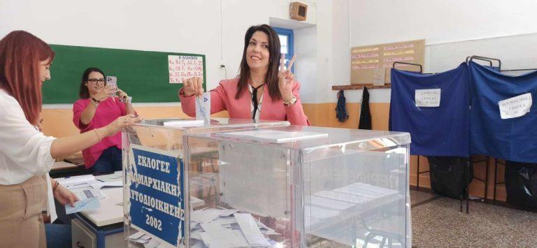 Στο 2ο Δημοτικό σχολείο ψήφισε η η υποψήφια Δήμαρχος κ Μερόπη Υδραίου