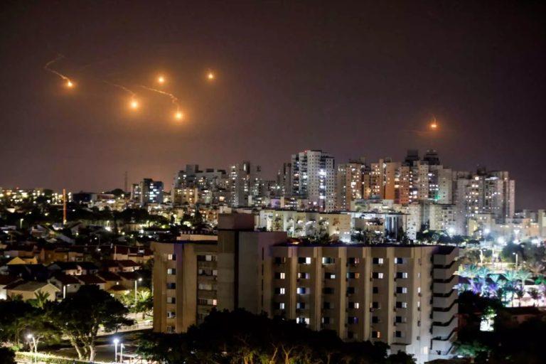 Πόλεμος στο Ισραήλ: Η Χαμάς εκτόξευσε 150 ρουκέτες κατά του Τελ Αβίβ