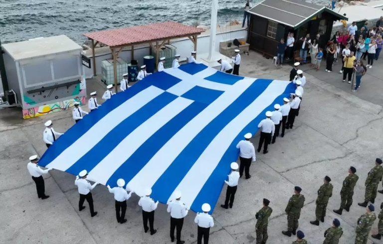 28η Οκτωβρίου – Χίος: Υψώθηκε μία τεράστια ελληνική σημαία στο λιμάνι του νησιού (βίντεο και φώτο)