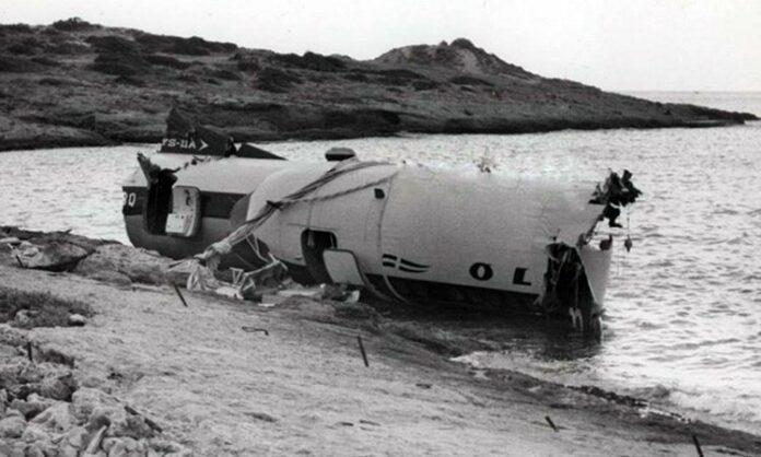 21 Οκτωβρίου 1972: Αεροπλάνο της Ολυμπιακής, που εκτελεί το δρομολόγιο Κέρκυρα – Αθήνα, συντρίβεται στη θάλασσα έξω από το Ελληνικό.