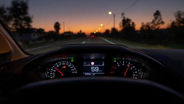 Με πόσα χιλιόμετρα πρέπει να κινούμαι για μην καίω καύσιμο – Ποια είναι η ιδανική ταχύτητα