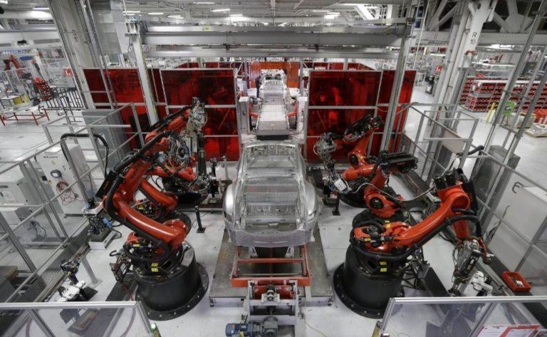 Ρομπότ της Tesla επιτέθηκε σε εργαζόμενο