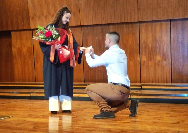 Ιόνιο Πανεπιστήμιο: Πρόταση γάμου στην τελετή ορκωμοσίας των αποφοίτων του ΤΜΣ